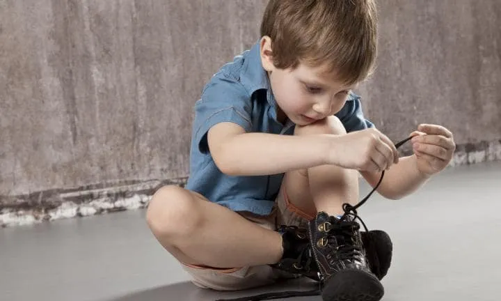 children tying the shoe laces
